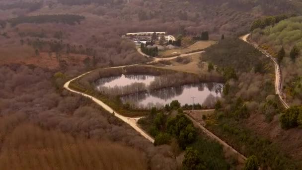 Aerial Woodland Landscape Two Reservoirs Encoro Villasenin Dolly Forward Tilt — стокове відео