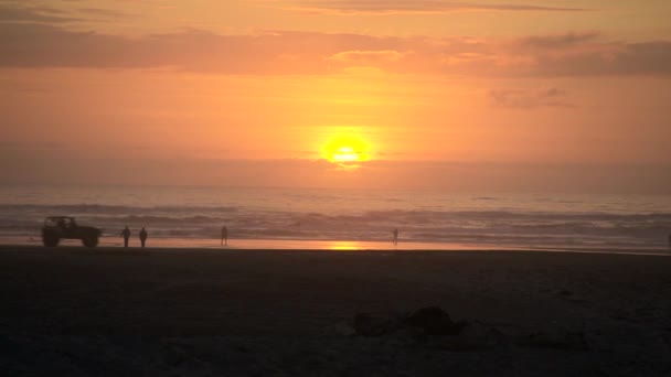 Jeep Rijdt Pacific Coast Strand Bij Zonsondergang Washington State — Stockvideo