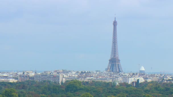 Paris Skyline Eiffel Tower Distance Ferris Wheel Spins — Vídeo de Stock