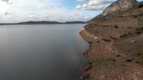 Muhteşem Bulutlu Bir Günde Gölün Kıyısında Alçak Irtifada Uçan Hava — Stok video