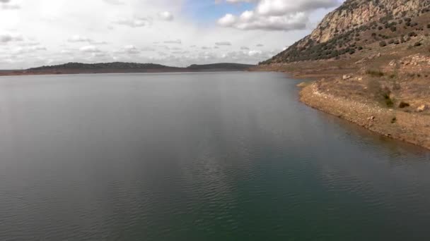 Imágenes Aéreas Volando Sobre Orilla Embalse Fondo Puede Ver Una — Vídeo de stock