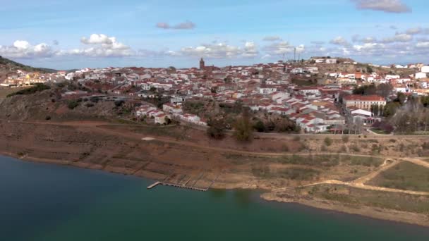 Légi Felvételek Alange Extremadura Városáról Víztározóból Kép Falu Mólójához Közeledik — Stock videók