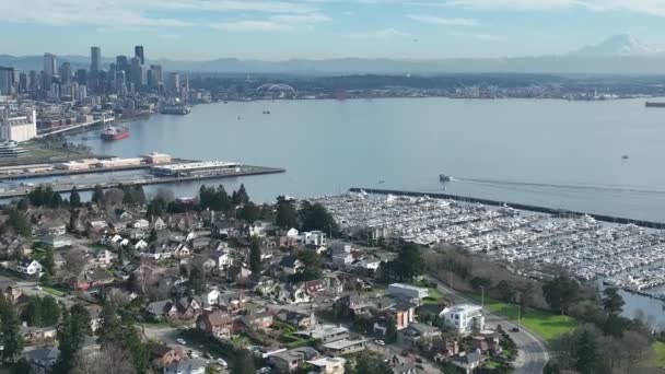 电影4K空中无人娃娃从东南木兰尼亚 Interbay Carlton Park Briarcliff Smith Cove Elliott Bay 华盛顿州西雅图Puget — 图库视频影像