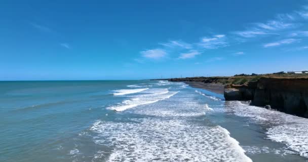 飞岩滩至瓦伊皮海滩阳光湿透的崎岖海岸 新西兰 — 图库视频影像