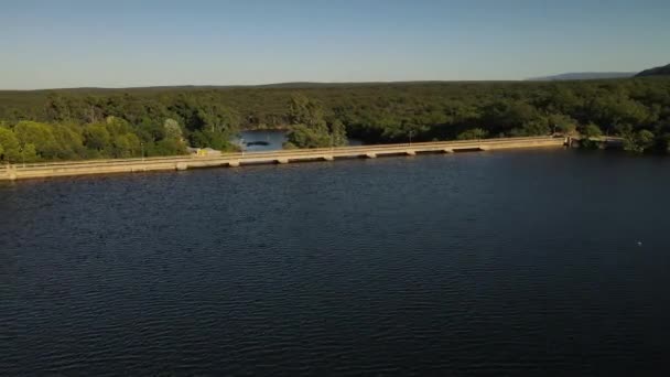 Vol Aérien Par Drone Dessus Barrage Rivière Dans Région Pittoresque — Video