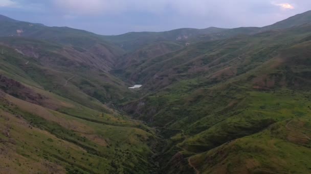 在阳光灿烂的亚美尼亚高地俯瞰一个山谷的无人驾驶飞机图像 — 图库视频影像