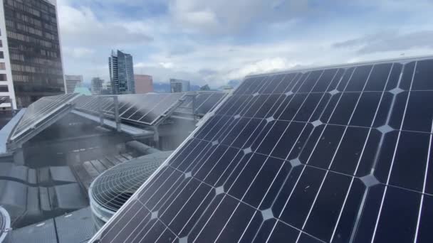 Ηλιακό Πάνελ Εγκατεστημένο Στην Ταράτσα Ουρανοξύστη Της Έξυπνης Πόλης Λευκό — Αρχείο Βίντεο