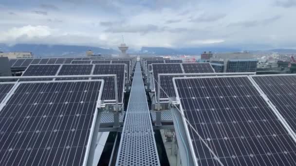 Walking Solar Panel Photovoltaic Skyscraper Rooftop Installation Revealing Cityscape Vancouver — стоковое видео