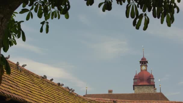 Szczyt Średniowiecznej Wieży Zegarowej Lucerny Przeciwko Błękitnemu Niebu Szwajcaria — Wideo stockowe