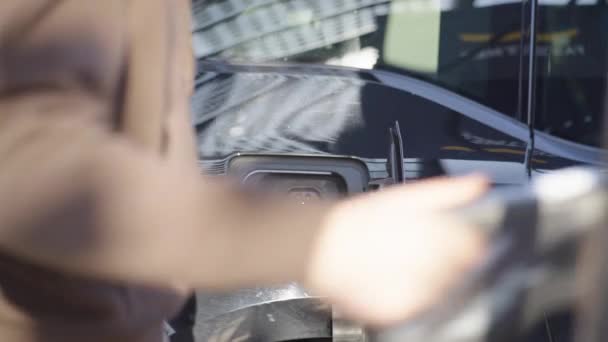 Человеческие Руки Удаляющие Электрическое Топливо Сопло Насоса Бак Электрический Автомобиль — стоковое видео