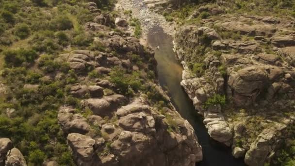 夏天炎热的日子里 空中飞越人员在被阿根廷风景环绕着的河里行走 徒步旅行时在水里冷却 — 图库视频影像