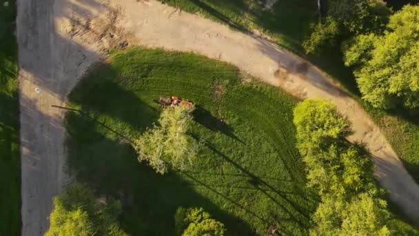 Aerial Directly Red Tractor Cutting Green Grass Fray Bentos Park — стоковое видео