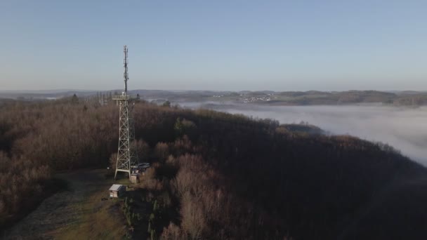 德国北莱茵 威斯特法伦州莫尔斯巴赫了望塔的空中录像 当时是一个雾蒙蒙的日出 围绕钢结构运行的无人机 — 图库视频影像