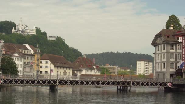 Reussbrcke Überquert Die Reuss Der Mittelalterlichen Altstadt Von Luzern — Stockvideo