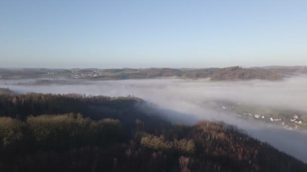 Tysk Helt Täckt Ett Tjockt Lager Dimma Vid Soluppgången Flygspårningsskott — Stockvideo