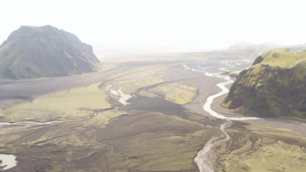 Grünes Zerklüftetes Tal Mit Fluss Nebel Der Nähe Des Vulkans — Stockvideo