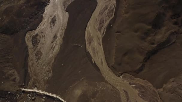 在卡特拉火山附近的火山景观上 辫状河流淌 冰岛南部的Myrdals冰川 空中无人驾驶飞机 — 图库视频影像
