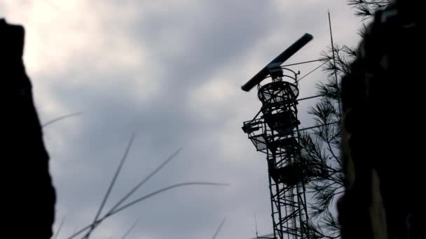 Torre Radar Com Antena Rotativa Fundo Nublado Estática — Vídeo de Stock