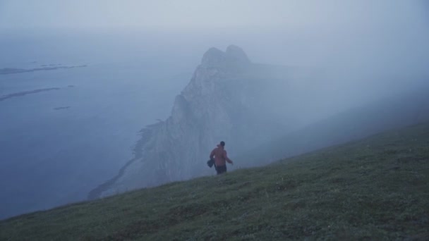 Lonely Person Walking Foggy Mountainside Norway Handheld View — стокове відео