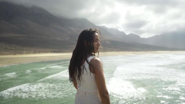 Černá Latinská Žena Stojí Před Malebným Oceánem Tropické Přímořské Pláštěnky — Stock video