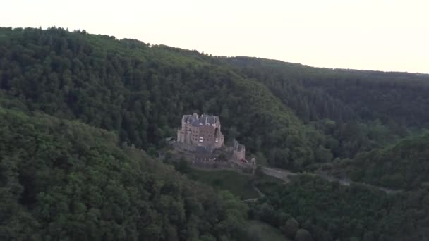 Castelo Eltz Burg Eltz Alemanha Cercado Por Bosques Aerial Ascendente — Vídeo de Stock