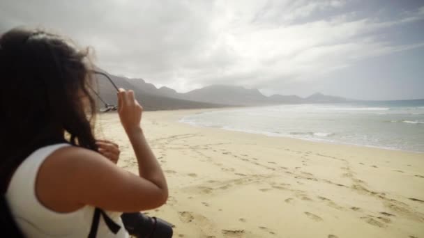 Young Black Female Explorer Wearing Sunglasses Protecting Sun Tropical Ocean — Stock Video