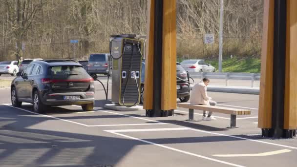 Business Man Bench Station Checking His Smartphone Waiting Electric Vehicle — ストック動画