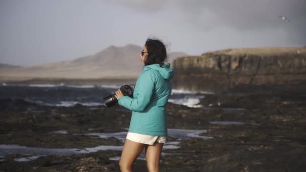 Frilansare Kreativ Fotograf Står Havet Klippa Blåsig Dag Bär Trendig — Stockvideo