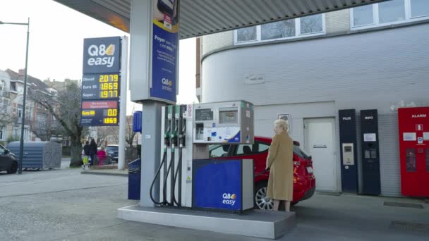 Old Woman Refueling Car Gas Station Brussels Belgium Amidst Price — Stok video