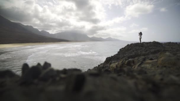 Tourist Standing Top Rocky Ocean Cliff Shooting Seascape Professional Dslr — стоковое видео