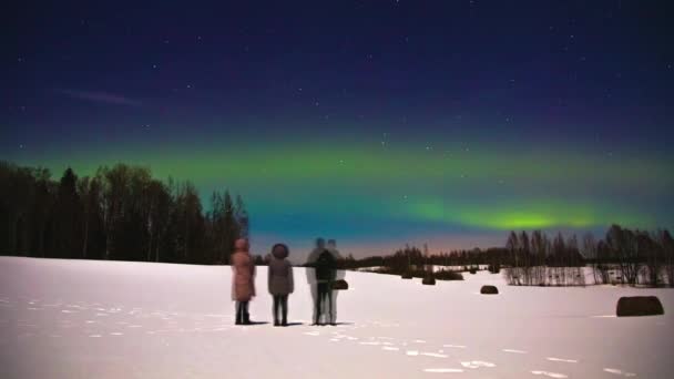 时间流逝 一群观光客在雪天观看美丽的北极光 — 图库视频影像