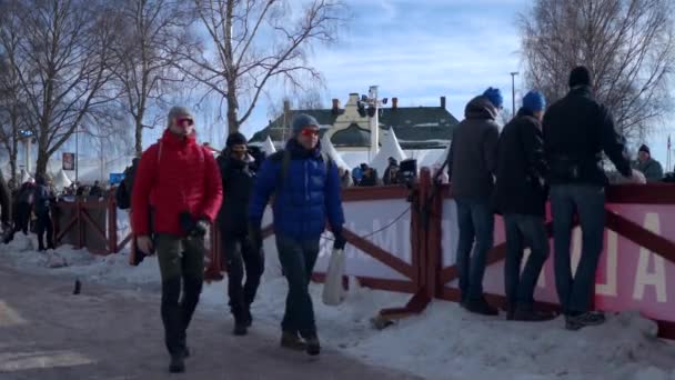 Massen Beobachten Skilangläufer Bei Der Ankunft Ziel Des Langlaufrennens Vasaloppet — Stockvideo