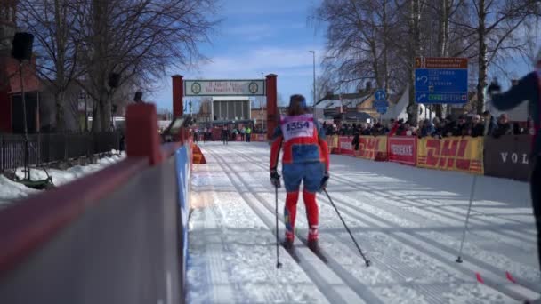 Skilangläuferin Kurz Vor Dem Ziel Beim Langstreckenrennen Vasaloppet Tjejvasan — Stockvideo