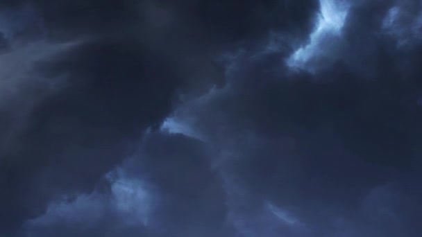 Tormenta Eléctrica Nubes Azules Oscuras Cielo Con Rayos — Vídeo de stock