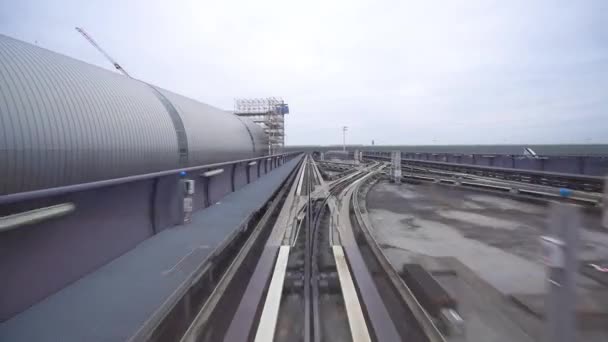 フランスのパリ Cdg空港のターミナル間を鉄道で移動するターミナル間シャトルからの眺め Pov — ストック動画