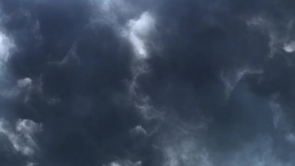 Καταιγίδα Μαύρα Σύννεφα Και Σκοτεινός Ουρανός Αστραπές — Αρχείο Βίντεο