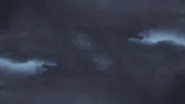 乌云闪烁着闪电雷雨 — 图库视频影像