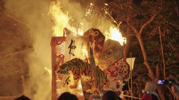 在日本Omihachiman的Sagicho Matsuri 大火在深夜升起4K — 图库视频影像