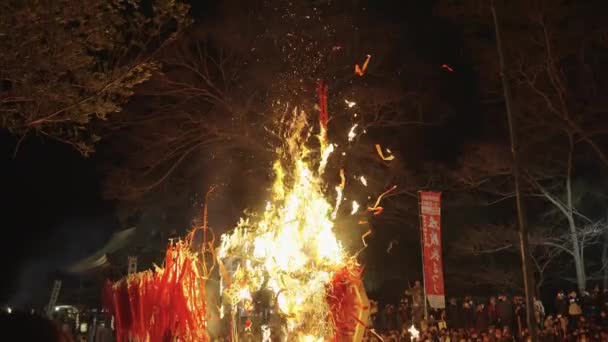 在日本Omihachiman的Sagicho Matsuri 大火在深夜升起4K — 图库视频影像