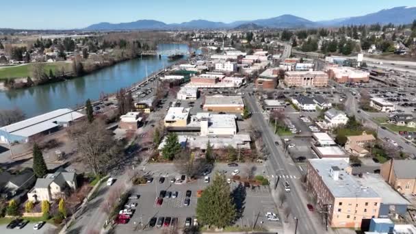 Cinematic Aerial Drone Dolly Shot Skagit River Downtown Mount Vernon — Video Stock