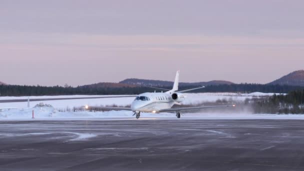 瑞典拉普兰Arvidsjaur机场冬季日落时受欢迎的中程喷气式飞机Cessna Cessna Citation Xls Taxiing 慢的运动 — 图库视频影像