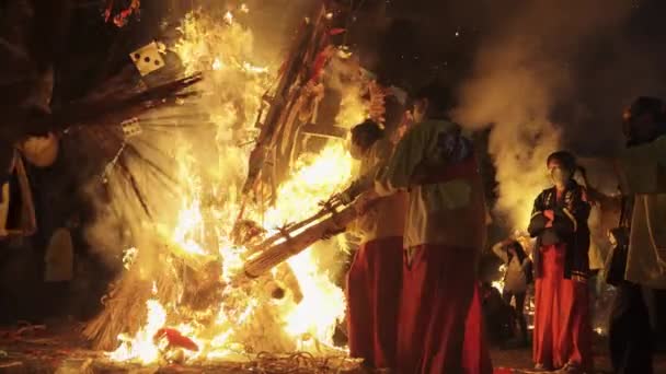 在传统的萨吉科手淫火节上燃起的火 — 图库视频影像