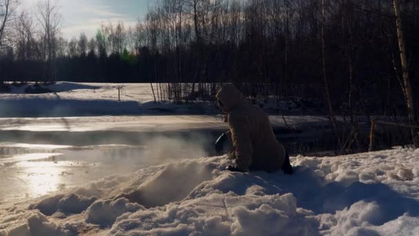 Arctic Viking Settler Sitting Camp Fire Icy Winter Lake Snowy — стокове відео