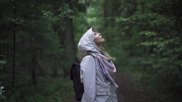 Woman Standing Forest Dressed White Raincoat She Standing Middle Wild — Vídeo de Stock