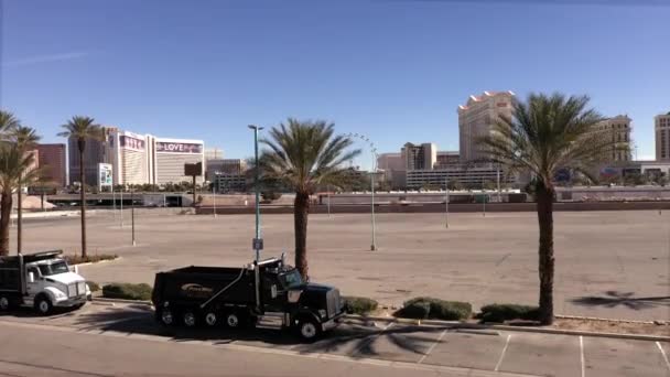 Las Vegas Nevada Hotel Casinos Drone Ascends Strip Empty Deserted — стоковое видео