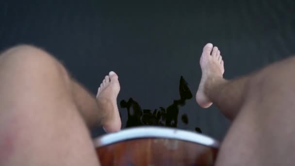 Человек Сидящий Краю Передней Палубы Парусном Катере Босыми Ногами Качающимся — стоковое видео