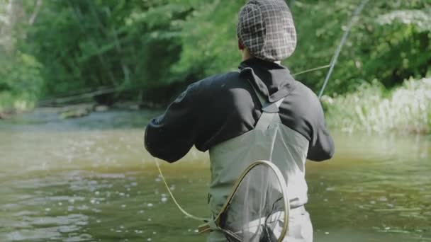 Pêcheur Voler Pêche Dans Rivière Eau Douce Sauvage Vêtu Vêtements — Video