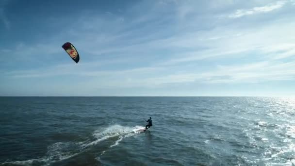 Dieser Luftdrohnenaufnahme Sieht Man Den Furchtlosen Extremsport Liebhaber Kiteboarder Der — Stockvideo