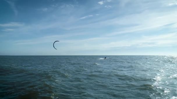 Dieser Luftdrohnenaufnahme Sieht Man Den Furchtlosen Extremsport Liebhaber Kiteboarder Der — Stockvideo