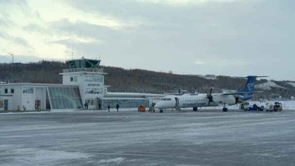 Air Iceland Connect Airplane Unloading Baggage Terminal Akureyri Airport Iceland — стокове відео